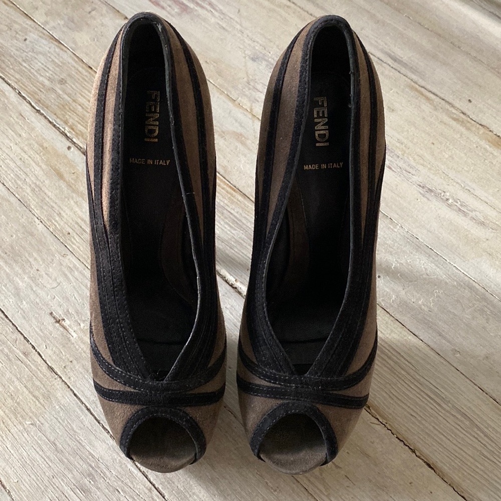 FENDI BROWN SUEDE PEEP-TOE PLATFORMS WITH BLACK PIPING SZ 39.5